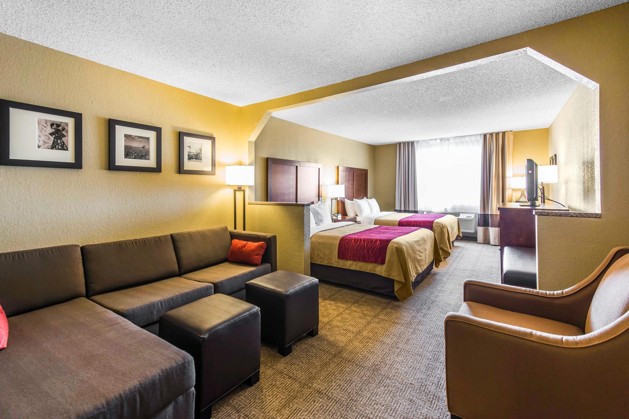 Comfort Inn & Suites Hays I-70 Exteriör bild