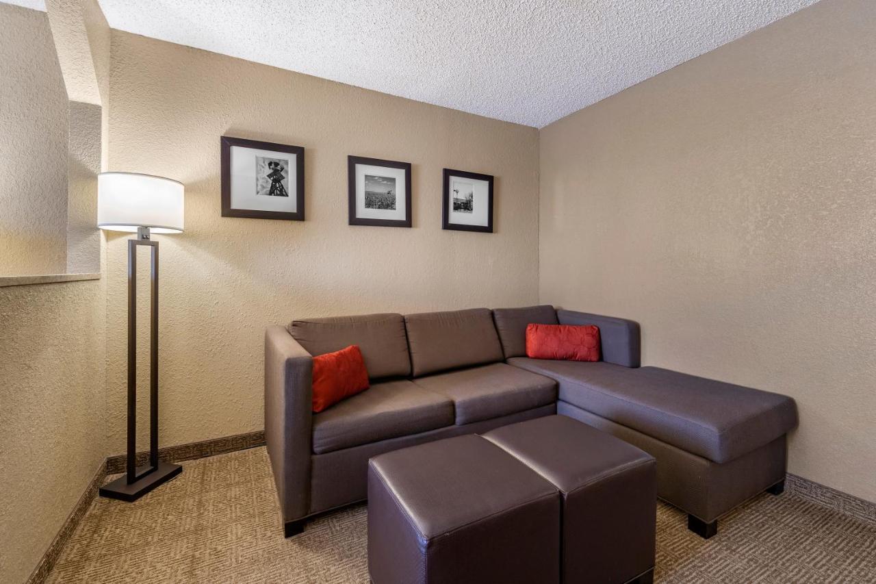 Comfort Inn & Suites Hays I-70 Exteriör bild