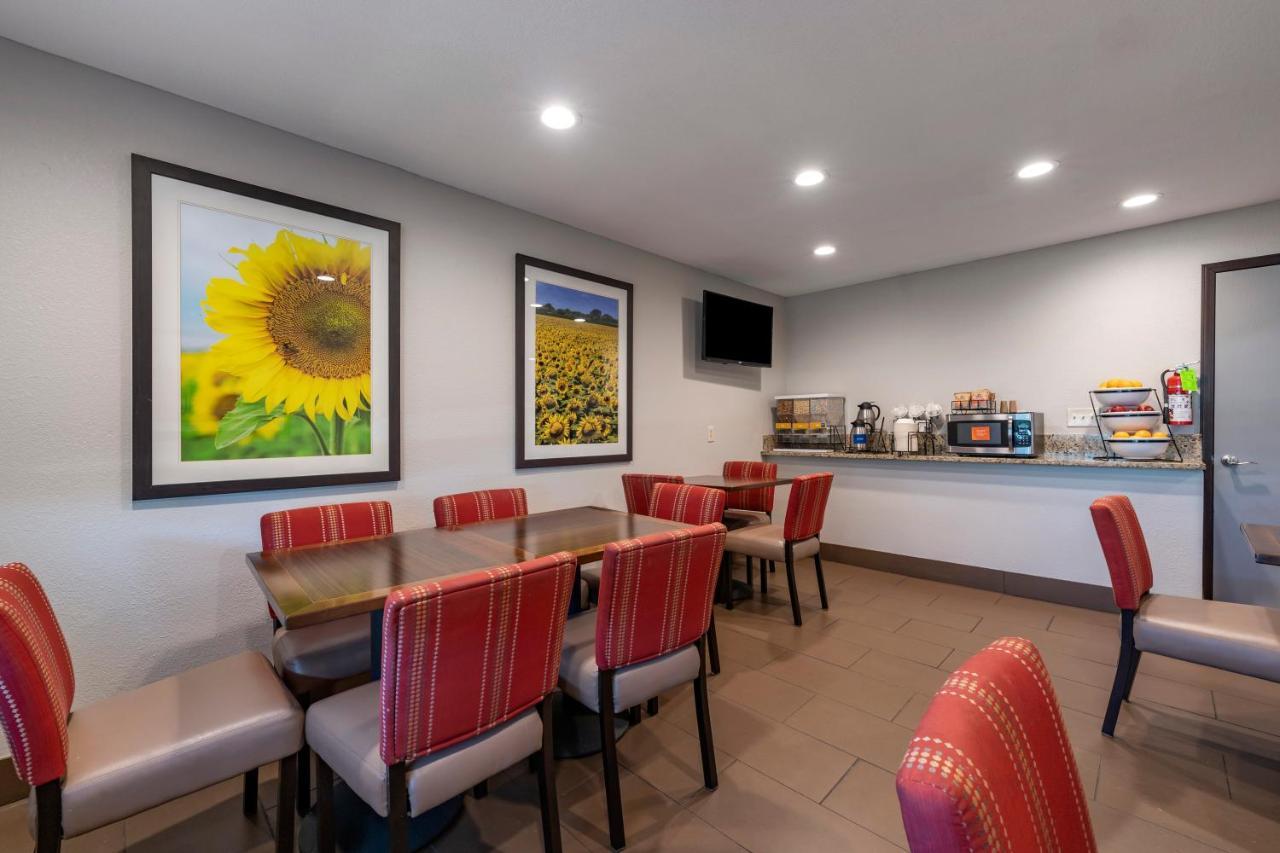 Comfort Inn & Suites Hays I-70 Exteriör bild